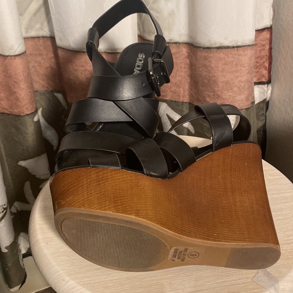 Very comfy for being wedges! They go with any outfit pants, shirts, shirts etc. - Picture 2 of 2